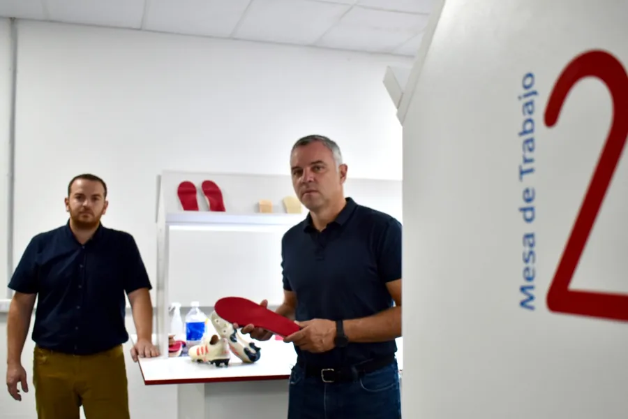 Luis Salomon y Joaquín Labaque en el taller Moplex